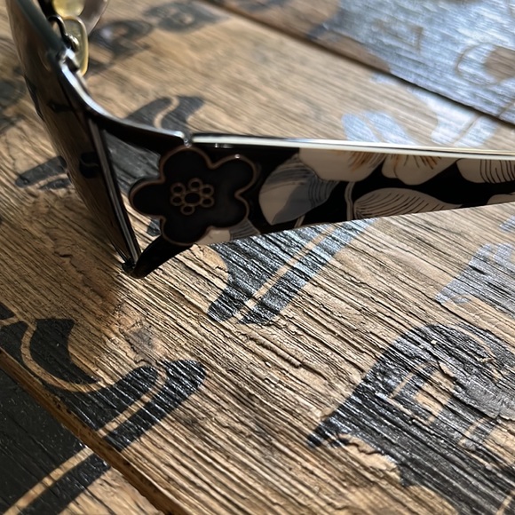 Vera Bradley sunglasses 🕶️ - Picture 4 of 11